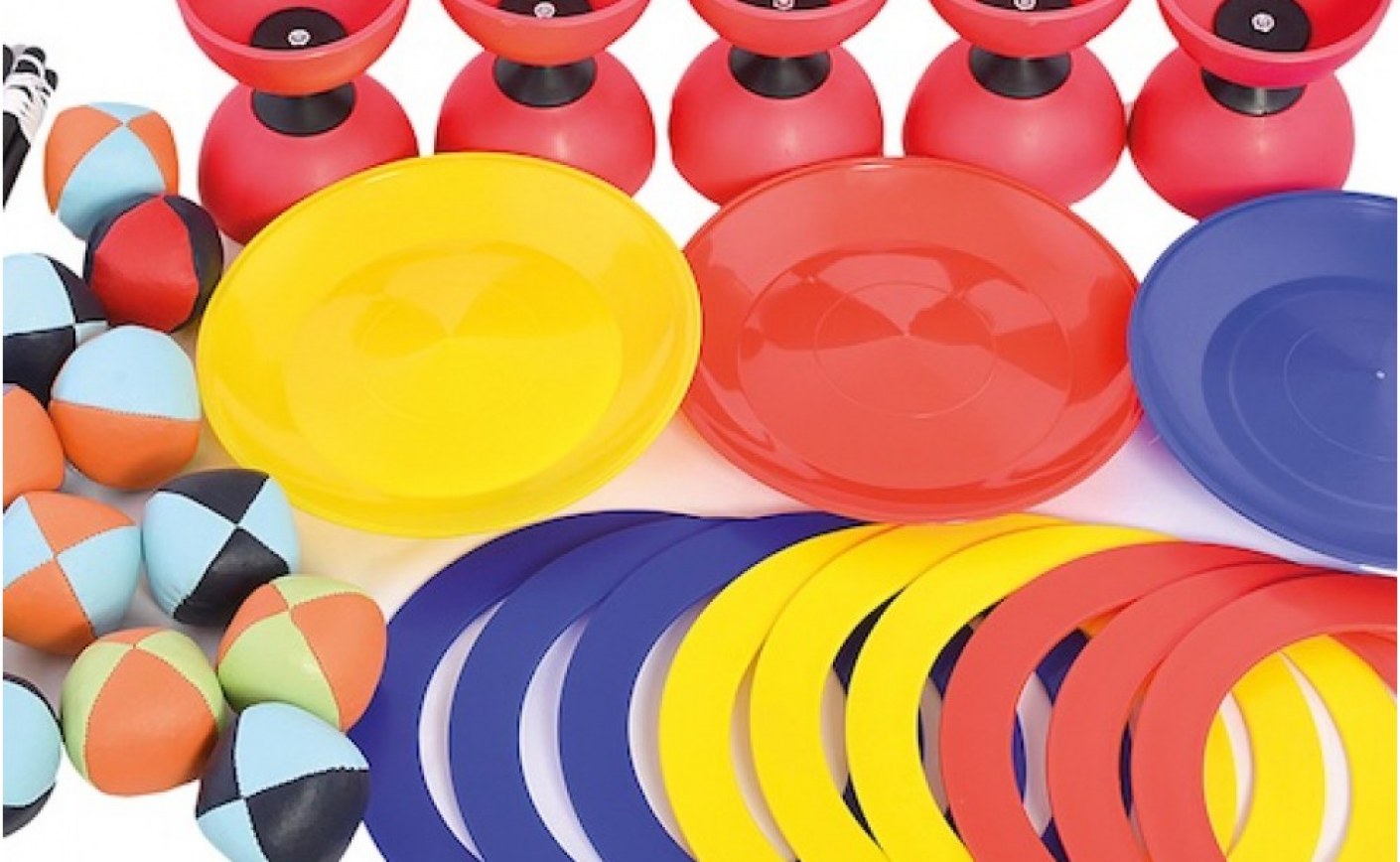 Come iniziare con la giocoleria: i primi attrezzi e i primi esercizi